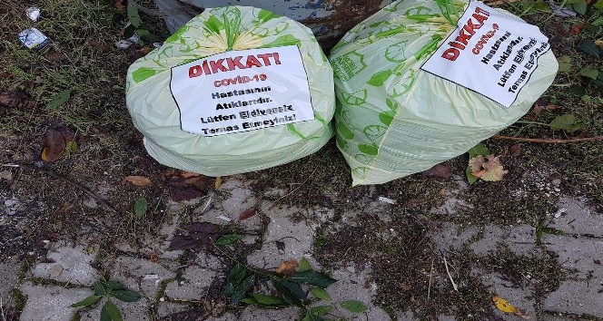 Evinde Korona vakası olan vatandaş evinden çıkan çöpleri poşete koyup yazıyla uyardı