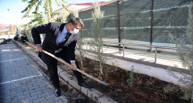 Tunceli’de şehit öğretmenler için fidanlar toprakla buluştu