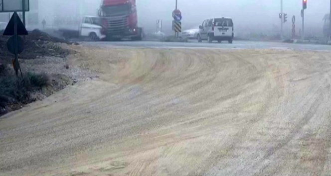 Bolu’da kırmızı ışıkta geçen kamyonet tıra çarptı: 2 yaralı