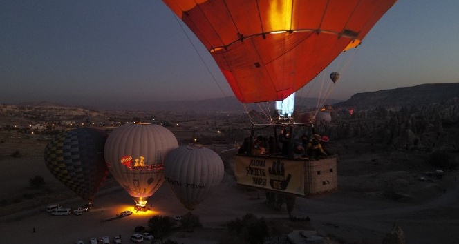 Kapadokya’da balonlar kadına yönelik şiddete dikkat çekmek için havalandı