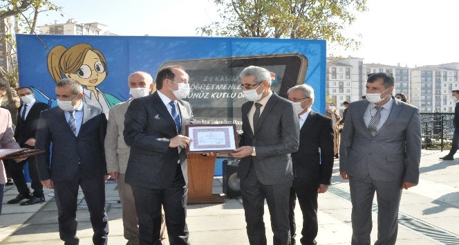 Vali Pehlivan, emekli olan öğretmenine hizmet şeref belgesi verdi