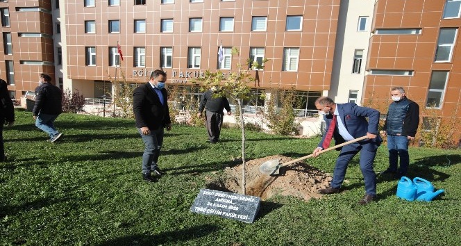 Şehit öğretmenleri unutmadılar