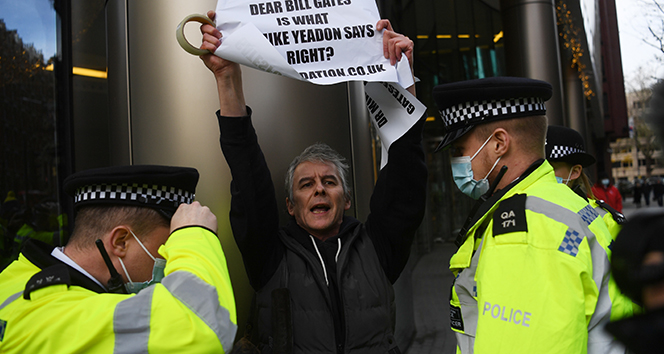İngiltere&#039;de aşı karşıtı gösterilerde 3 kişi gözaltına alındı