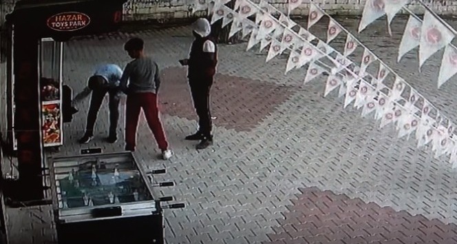 Oyun makinesinin kilidini kırıp bozuk paraları çaldılar