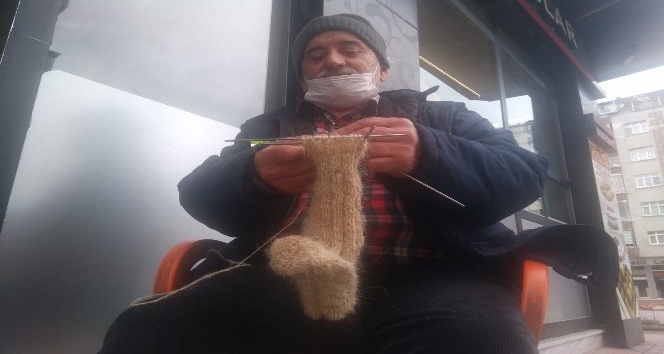 Dedesinden görüp 6 yaşında yapmaya başladığı kıl çorabı örmeyi 60 yıldır sürdürüyor