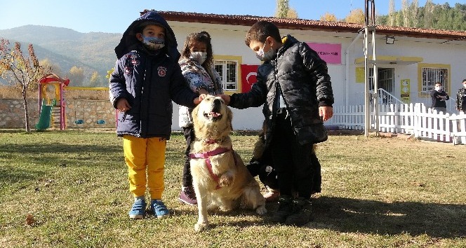 Bir bacağı kesildi, öğrencilerin sevgisi ile hayata tutundu