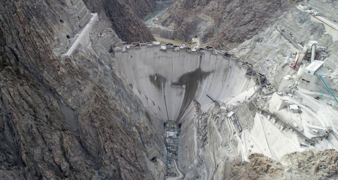 Türkiye&#039;nin en yüksek yüksek barajının tamamlanmasına 25 metre kaldı