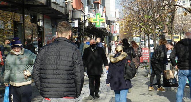 Kosova&#039;da halk korona virüse aldırış etmeden sokakları doldurdu