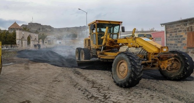 Kars Belediyesi yol çalışmalarını sürdürüyor