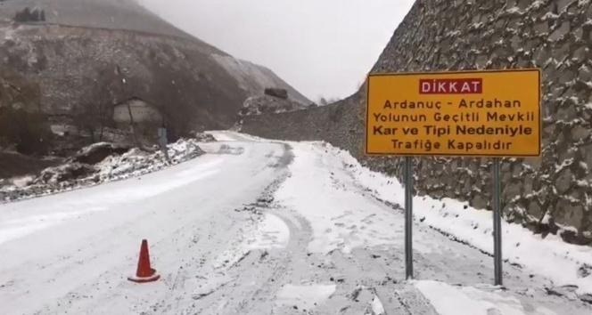 Arvin-Ardanuç-Ardahan karayolu kar nedeniyle ulaşıma kapandı