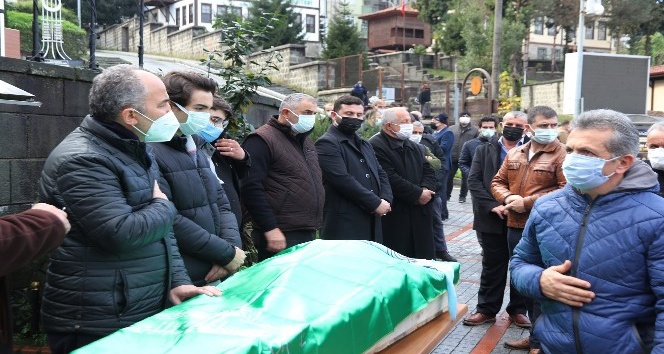 Rize Belediye Başkanı Rahmi Metin’in hayatını kaybeden annesi son yolculuğuna uğurlandı
