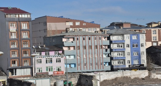 Kars’ta öğrenci gelmeyince kiralık evler elde kaldı