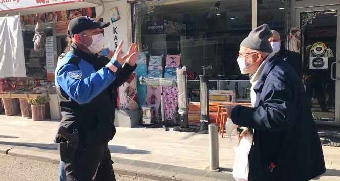 Maskesi eskiyen yaşlı vatandaşa polis şefkati