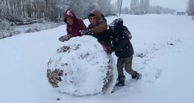 Yüksekovalı çocukların kar sevinci