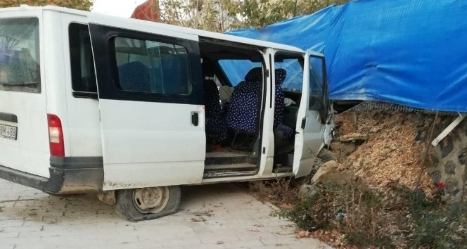 Elazığ’da minibüs duvara çarptı: 8 yaralı