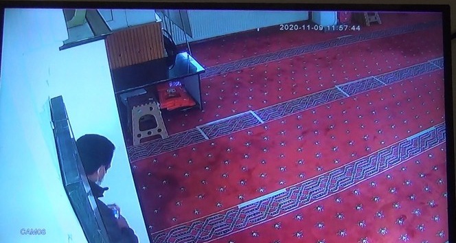 Camiye girip yardım paralarını çalan hırsız kıskıvrak yakalandı