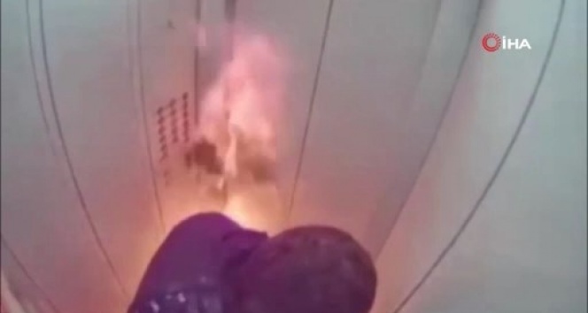 Rusya&#039;da asansörde çakmakla antifrizi test eden adam alevler içinde kaldı