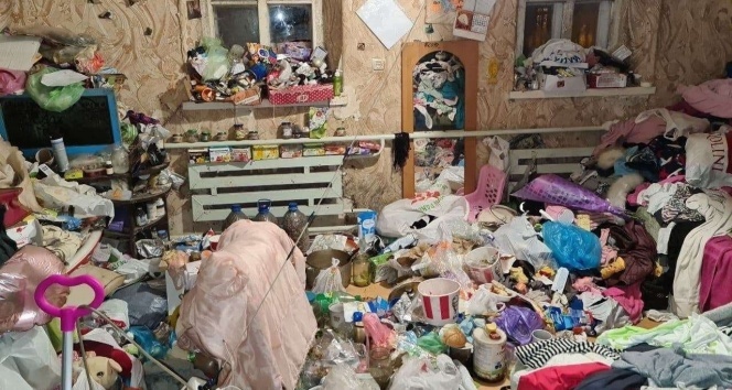Ukrayna&#039;da çöp yığınıyla dolu evden kurtulmaya çalışan çocuklar polisi aradı