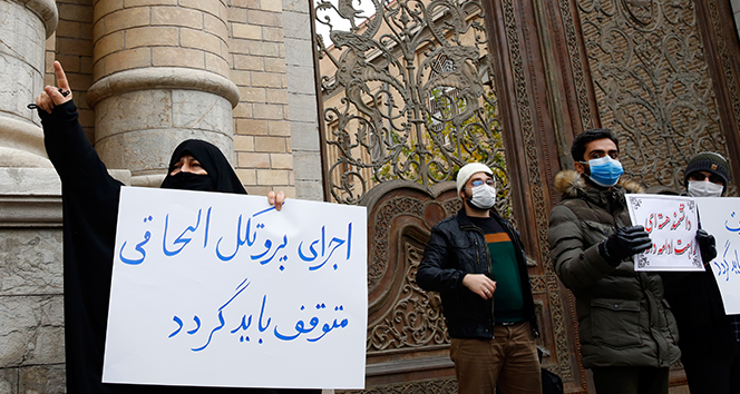 İran&#039;da Dışişleri Bakanlığı önünde Mahabadi suikastı protestosu