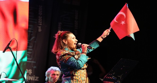 Azerin’den havalimanında arabalı konser