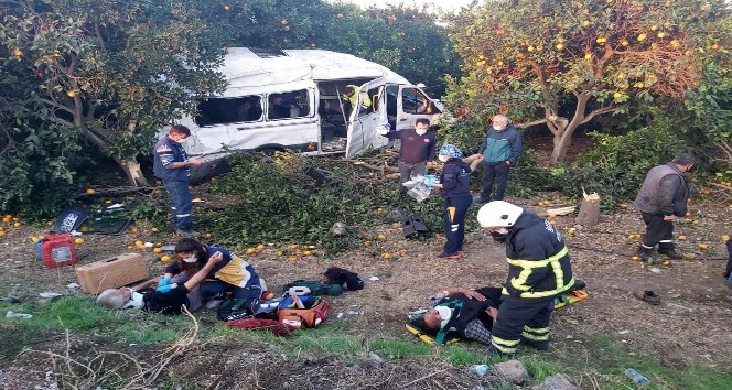 Tarım işçilerini taşıyan servis aracı kaza yaptı: 9 yaralı