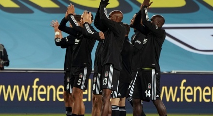 Beşiktaşlı futbolcular taraftarı selamladı!