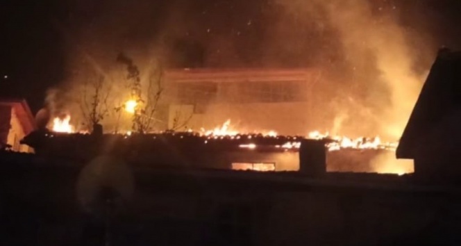 Amasya’da ahşap ev alev alev yandı