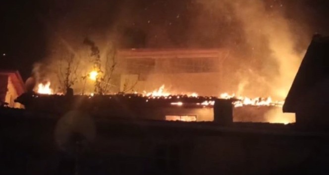 Amasya’da ahşap ev alev alev yandı