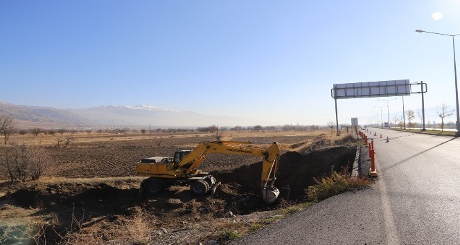 Erzincan-Sivas kara yolunda bulunan köprüde genişletme çalışmaları başladı