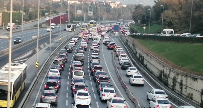 Kısıtlama sonrası 15 Temmuz Şehitler Köprüsü&#039;nde trafik yoğunluğu