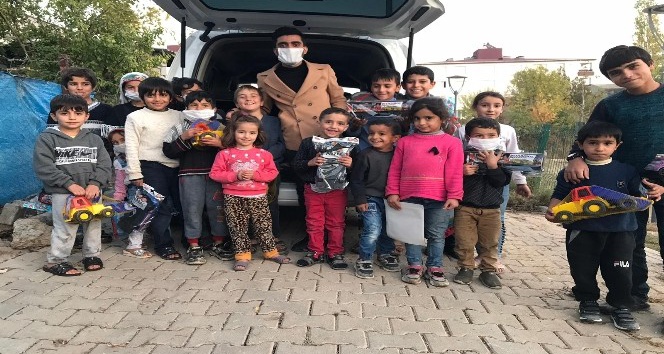 Diyarbakırlı genç topladığı yardımlarla çocukları sevindiriyor