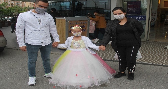 Lösemili Elif Ayça hastaneden &quot;prenses&quot; olarak çıktı
