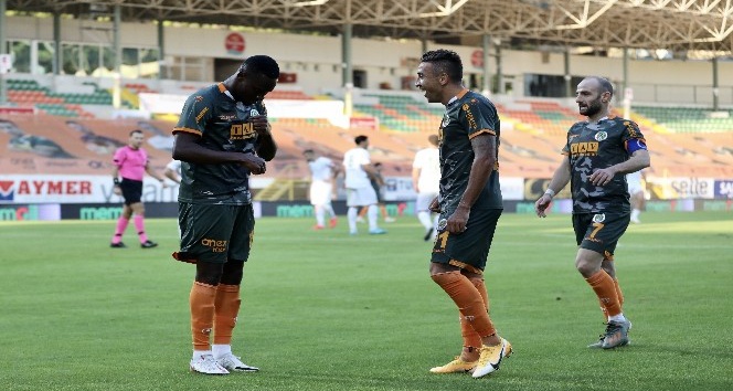Alanyaspor maç eksiğine rağmen liderliği bırakmıyor