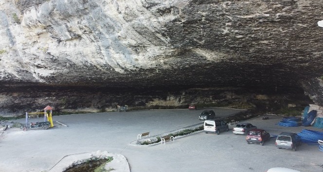 Kervanların konakladığı Kayaönü Mağarası ilgi görüyor