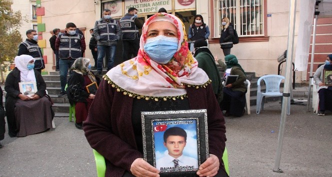 Evlat nöbetindeki ailelerden HDP’lilere tepki: &quot;Çocukları PKK’ya sattılar, lüks arabalara biniyorlar&quot;