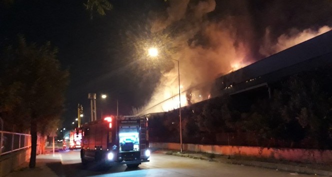 İzmir’in Çiğli ilçesinde bulunan Atatürk Organize Sanayi bölgesinde bulunan bir plastik fabrikasında henüz bilinmeyen bir nedenle yangın çıktı. Yangında iş yerinde bulunan 6 işçi tahliye edildi, yangını söndürme çalışmaları devam ediyor