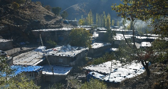Şırnak’ta kerpiç evlerin damı, yağıştan korumak için çadır ve brandalarla örtülüyor