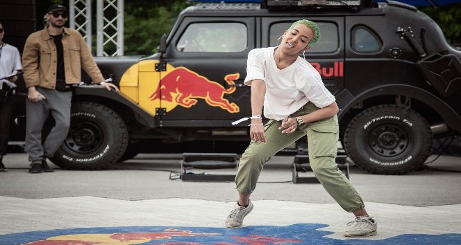 Sokak dansçıları online olarak yarıştı