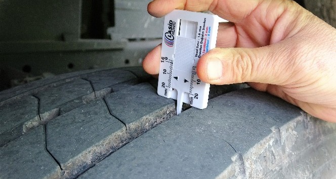 Kışın geçit vermeyen yolda kış lastiği denetimi