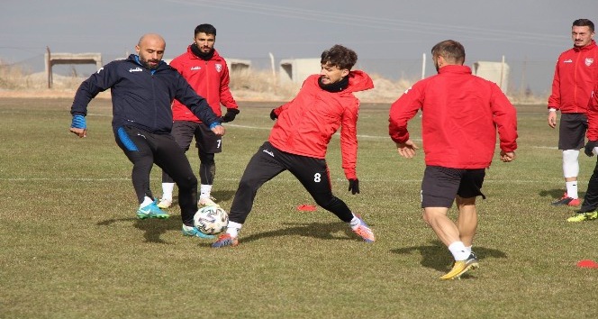 Nevşehir Belediyespor Teknik Direktörü Korkmaz: “İyi futbol oynayarak hakemlerin hatalarını kapatmamız lazım”