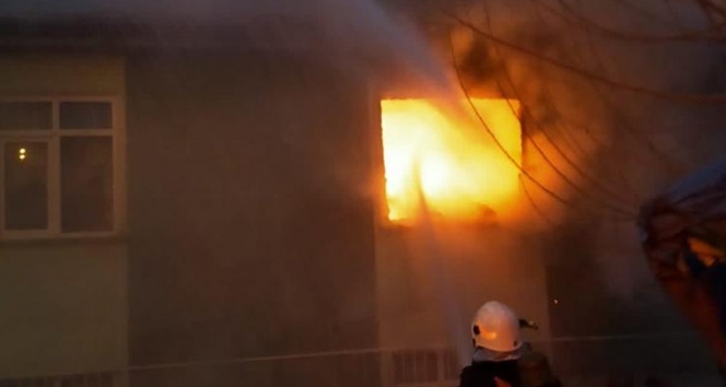 Kırıkkale&#039;de 2 katlı evde yangın çıktı