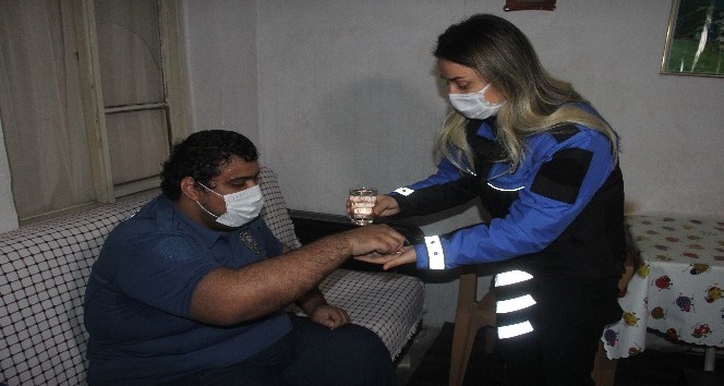 Engelli gencin polis sevgisi, ilacını polisin elinden içiyor