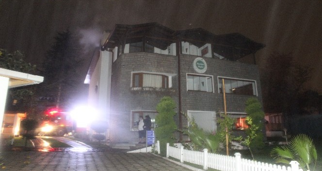 Kartepe’de otelin çatısında çıkan yangın paniğe neden oldu