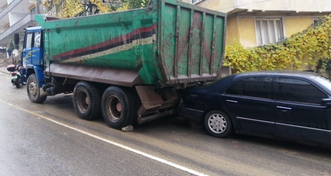 Freni boşalan kamyon, park halindeki 6 aracı biçti
