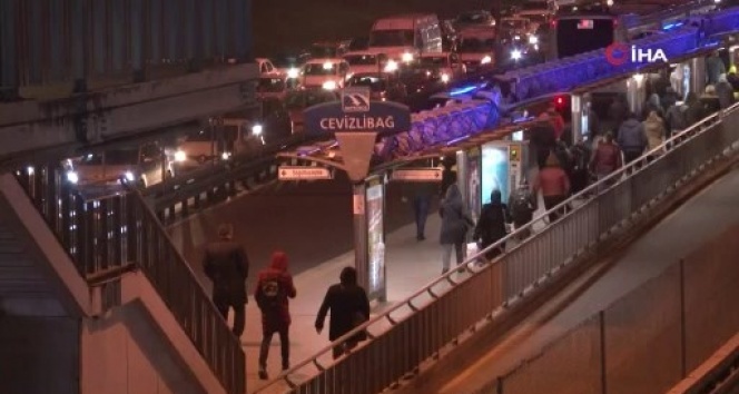 Sokağa çıkma kısıtlamasına 1 saat kala İstanbul&#039;da trafik ve metrobüs yoğunluğu