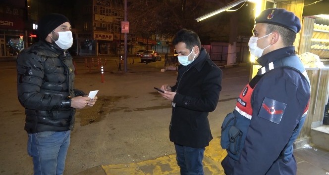 ‘Kimse yok’ diye sokakta sigara içerken ekiplere yakalandı, 900 lira ceza aldı