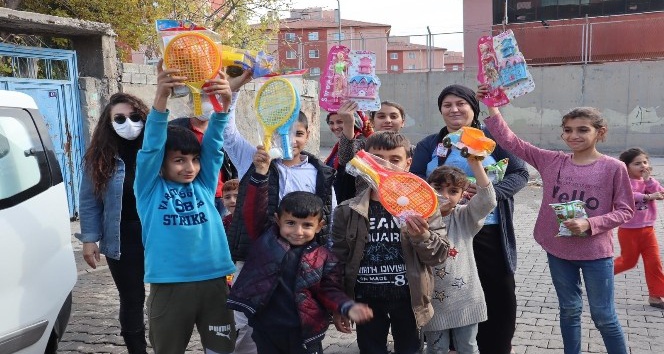 Silopi’de engelli çocuklara hediye dağıtıldı