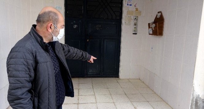 Apartman girişine terk edilen bebeği gören vatandaş olayı anlattı