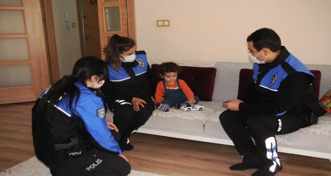 Cizre polisinden engelli çocuklara anlamlı ziyaret