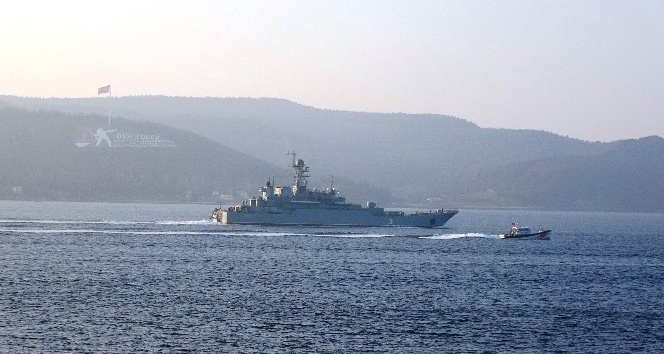 Rus savaş gemisi ‘Azov’ Çanakkale Boğazı’ndan geçti